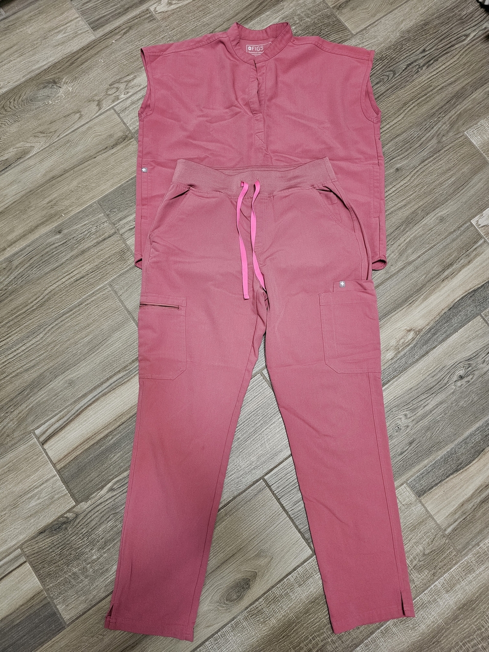 Figs Women's Rose Pink Cargo Jogger Scrub Set
